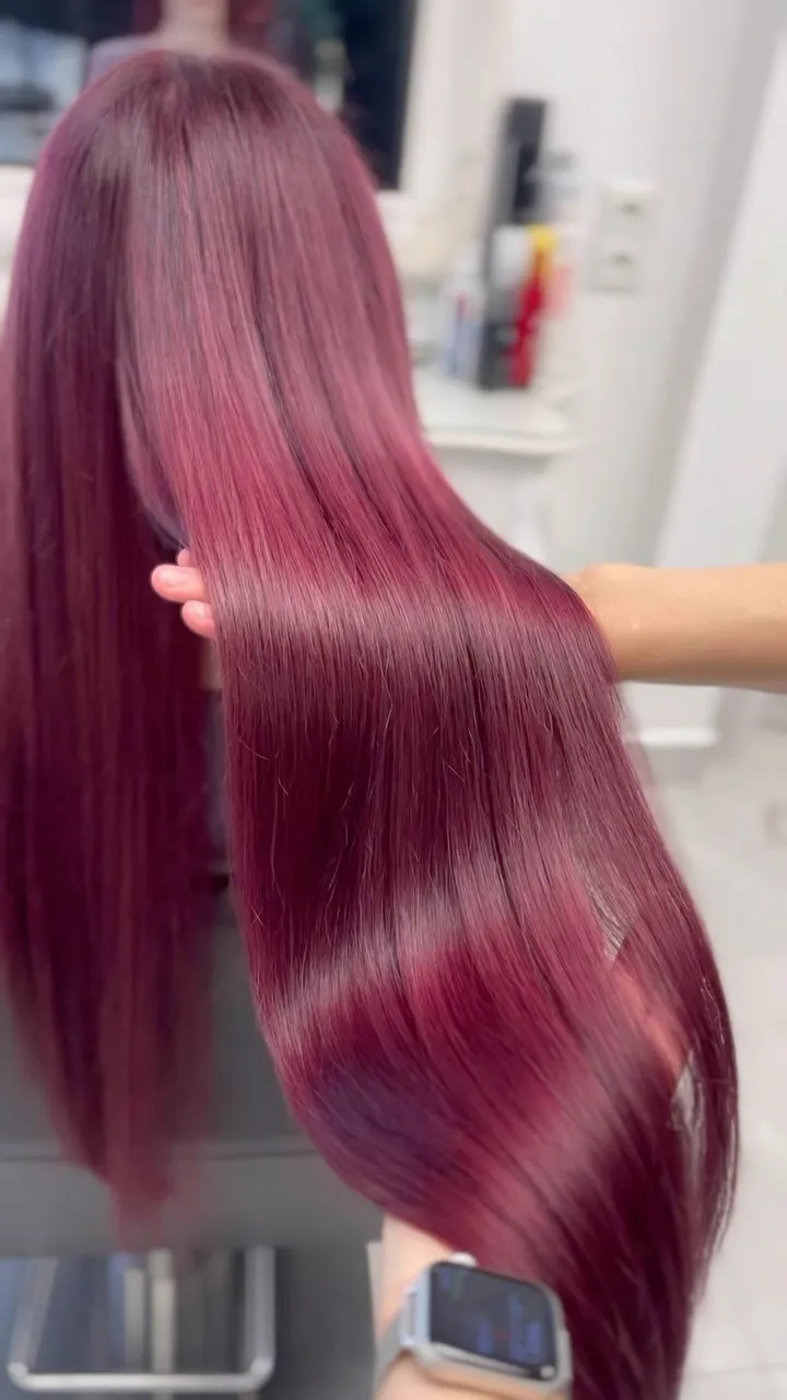 Gari, spīdīgi violetu toņu mati salonā